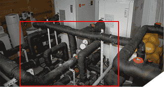 凌亂機房，管道交錯