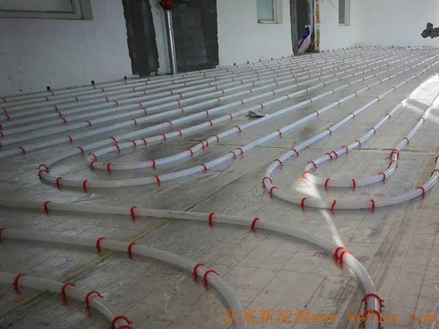 青島德沃幼兒園空氣源熱泵項目施工案例地暖施工、主機施工，空氣源熱泵項目調(diào)試成功，項目展示實例&mdash;&mdash;空氣源熱泵地暖鋪管1