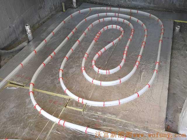 青島德沃幼兒園空氣源熱泵項(xiàng)目施工案例地暖施工、主機(jī)施工，空氣源熱泵項(xiàng)目調(diào)試成功，項(xiàng)目展示實(shí)例&mdash;&mdash;空氣源熱泵地暖鋪管3