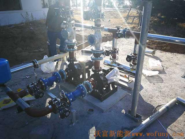 青島德沃幼兒園空氣源熱泵項(xiàng)目施工案例地暖施工、主機(jī)施工，空氣源熱泵項(xiàng)目調(diào)試成功，項(xiàng)目展示實(shí)例&mdash;&mdash;空氣源熱泵管路連接